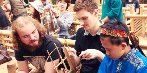 Kenali Budaya Lokal Lewat Angklung dan Batik