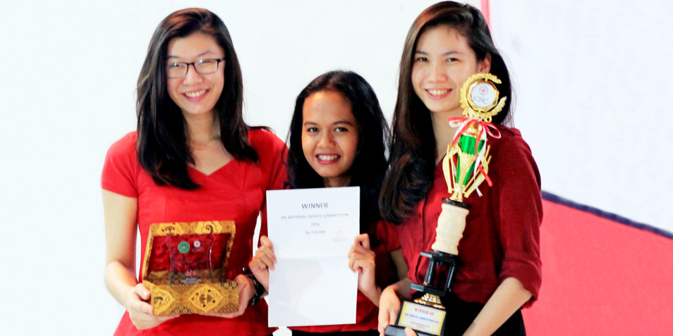 Tim HI Unpar Juarai International Humanitarian Law Debate tingkat Nasional