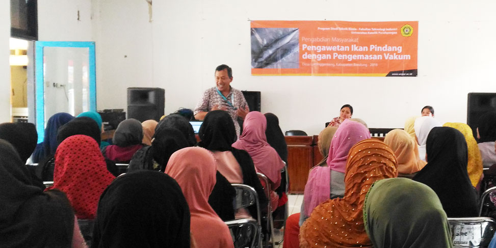 Kegiatan Pengabdian Masyarakat: Pengawetan Ikan Pindang dengan Pengemasan Vakum