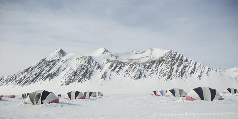 Two Indonesian Heroines Hoisted “Merah Putih” Flag at Antartic Summit
