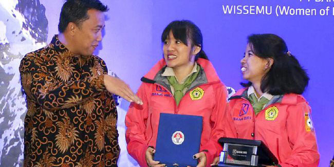 Menpora Puji Dua Perempuan Pendaki Lima 'Atap' Dunia