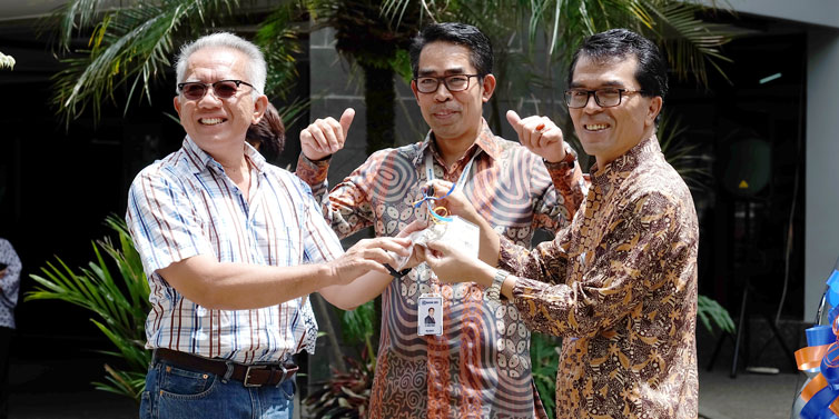 BRI-Serahkan-Bantuan-Mobil-Pendidikan-Bagi-Unpar