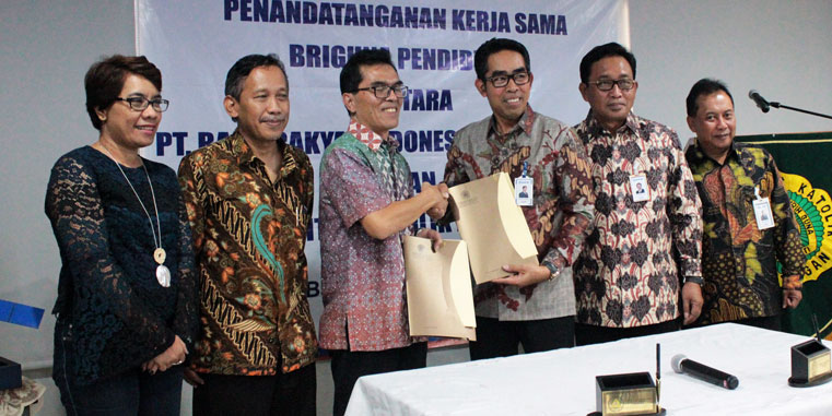 BRI Cooperates with ITB, UNPAD and UNPAR to Distribute “Student Loans”