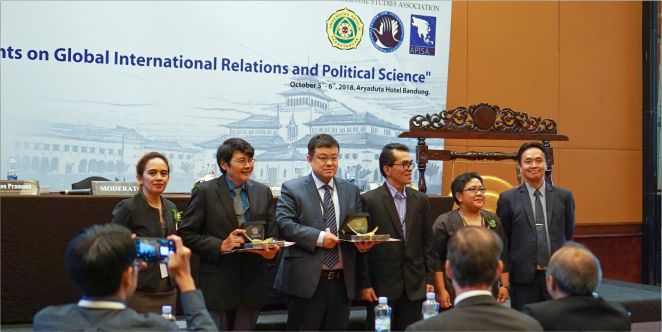 ICON-IR, Diskusi Panel yang Produktif