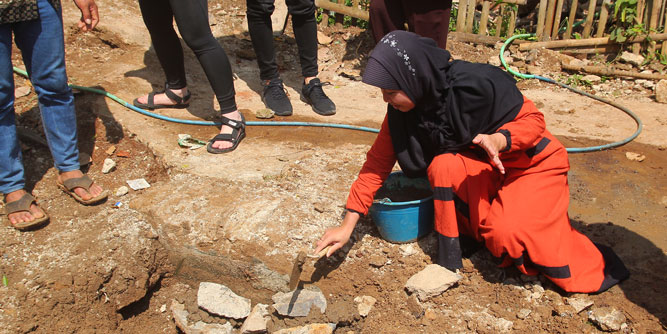 Peletakan Batu Pertama Bhakti Ganva 2019 Awali Pengabdian Mahasiswa Unpar di Kampung Garung, Cilengkrang