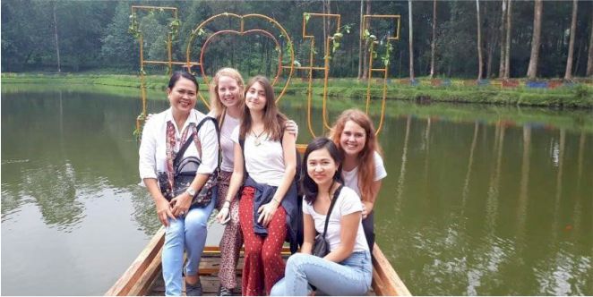 Mahasiswa Internasional Unpar di Km 0 Citarum