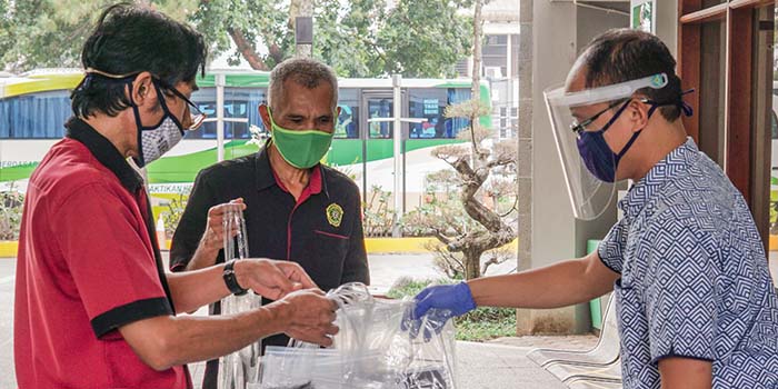 Antisipasi Covid-19, Unpar Membagikan Perlengkapan AKB bagi Para Pegawai