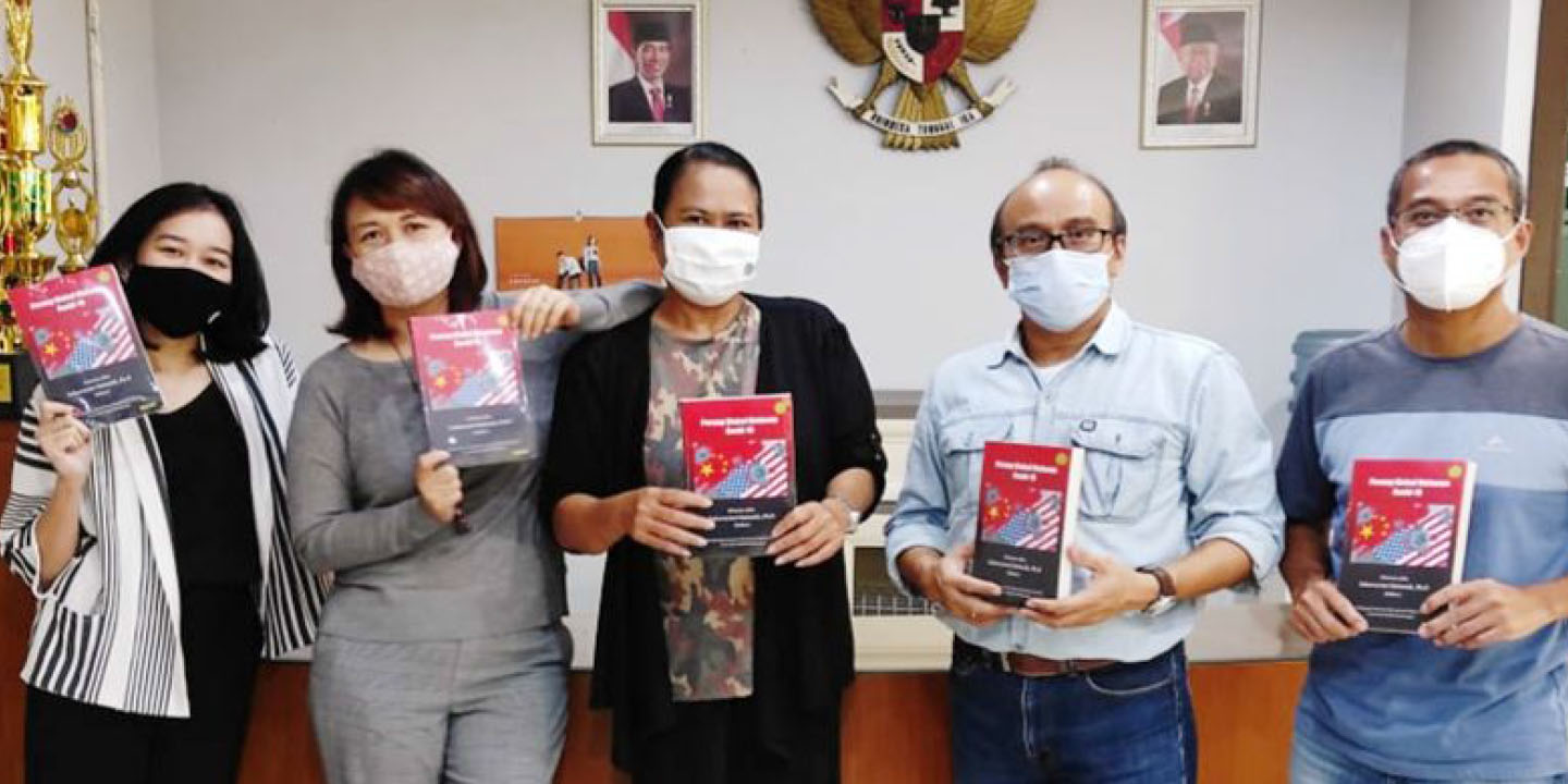 Komunitas FISIP Unpar Luncurkan Buku “Perang Global Melawan Covid-19”