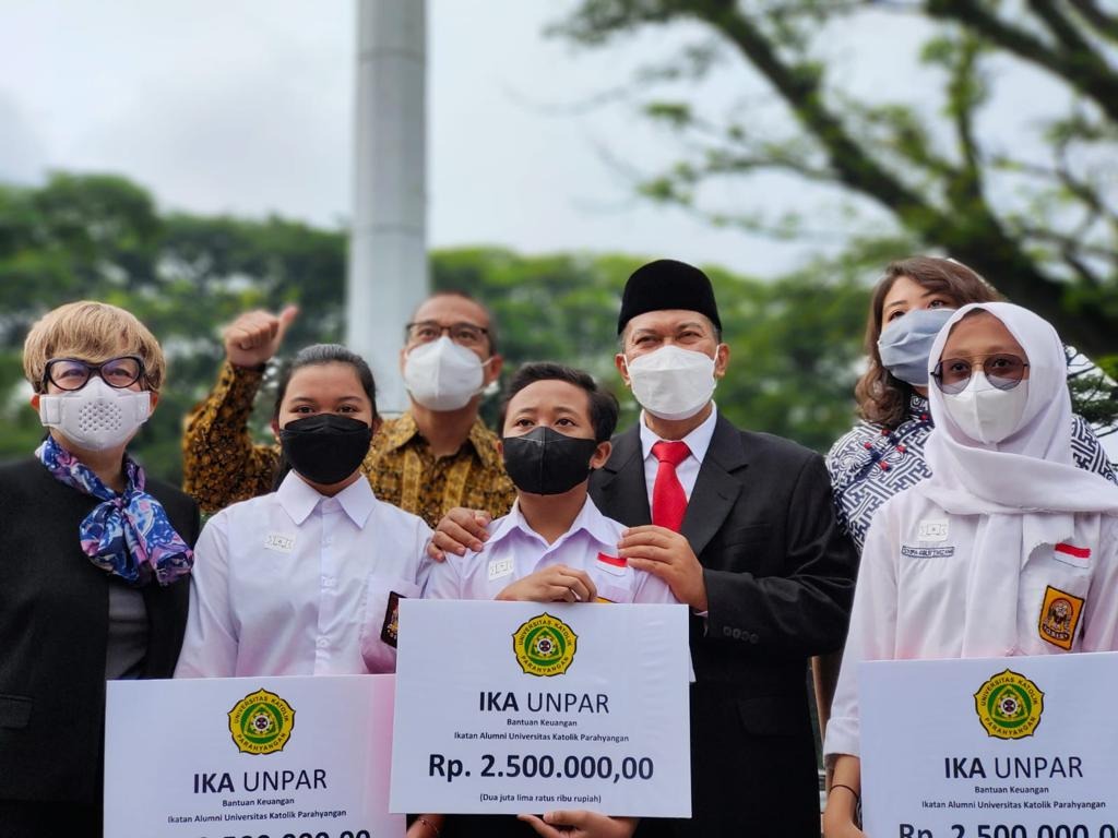 IKA UNPAR Berikan Bantuan Keuangan ke 60 Pelajar Kota Bandung