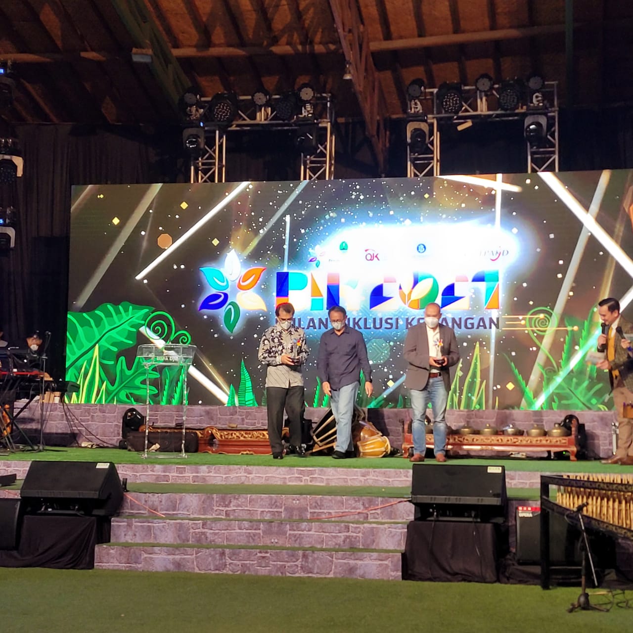 Penghargaan UNPAR BJB-OJK